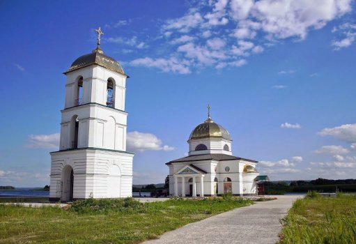 Політ на літаку над Преображенським храмом на воді в с.Гусинці