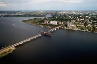 Політ на літаку уздовж набережної