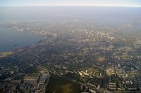 Політ на літаку уздовж набережної