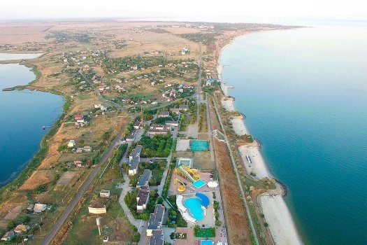 Політ на літаку уздовж набережної