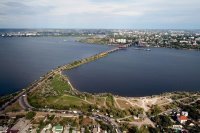 Політ на літаку уздовж набережної