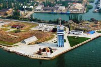 Політ на літаку уздовж набережної