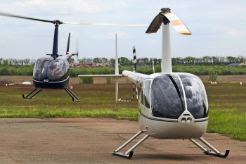 Парний політ на двох вертольотах Robinson
